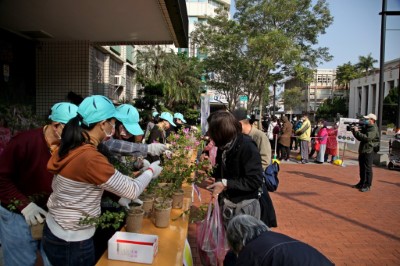 2021年民眾排隊依序領取原生植物